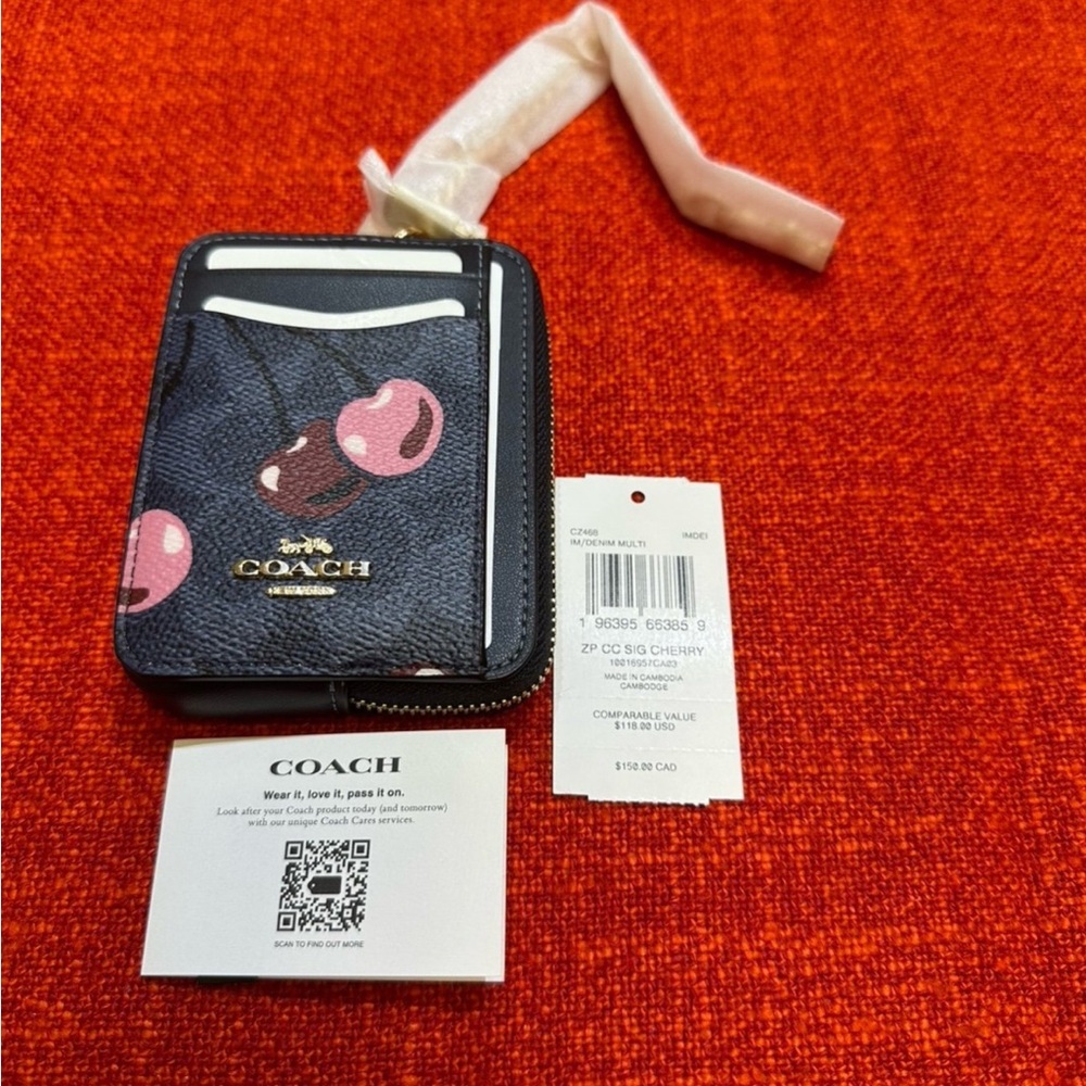 ❤️❤️❤️NEW Coach zip card case with cherry print/Gold hardware ❤️❤️❤️